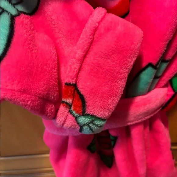 Betsey Johnson Pink Fleece Robe with Bow Design. Size: XS/S - Picture 7 of 7